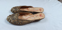 Charger l'image dans la galerie, Mules à talon vintage en soie brodée taille 38 Le charme des violettes - Brocante en ligne