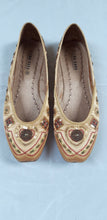 Charger l'image dans la galerie, Ballerines vintage en satin brodé taille 38 Le charme des violettes - Brocante en ligne