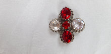 Afbeelding in Gallery-weergave laden, Broche vintage rouge et blanche, années 1950 Le charme des violettes - Brocante en ligne
