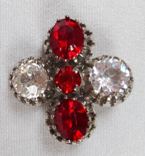 Afbeelding in Gallery-weergave laden, Broche vintage rouge et blanche, années 1950 Le charme des violettes - Brocante en ligne