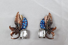 Afbeelding in Gallery-weergave laden, Boucles d'oreilles vintage blanches et bleues Le charme des violettes - Brocante en ligne