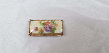 Afbeelding in Gallery-weergave laden, Broche en céramique avec fleurs Le charme des violettes - Brocante en ligne
