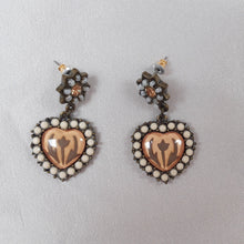 Charger l'image dans la galerie, Boucles d'oreilles vintage à pendentifs, avec perles et émail Le charme des violettes - Brocante en ligne