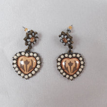 Charger l'image dans la galerie, Boucles d'oreilles vintage à pendentifs, avec perles et émail Le charme des violettes - Brocante en ligne