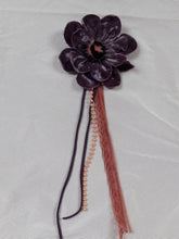 Load image into Gallery viewer, Broche fleur en velours violet vintage Le charme des violettes - Brocante en ligne
