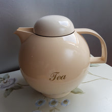 Load image into Gallery viewer, Pichet isotherme vintage des années 1970 Le charme des violettes - Brocante en ligne