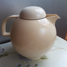 Load image into Gallery viewer, Pichet isotherme vintage des années 1970 Le charme des violettes - Brocante en ligne