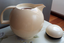 Load image into Gallery viewer, Pichet isotherme vintage des années 1970 Le charme des violettes - Brocante en ligne