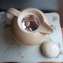 Load image into Gallery viewer, Pichet isotherme vintage des années 1970 Le charme des violettes - Brocante en ligne