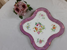 Load image into Gallery viewer, Plateau en porcelaine à fleurs, XIXe Le charme des violettes - Brocante en ligne