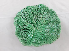 Load image into Gallery viewer, Sarreguemines. Plat en forme de feuille de chou vintage en barbotine. Le charme des violettes - Brocante en ligne