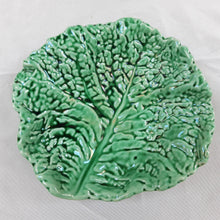Load image into Gallery viewer, Sarreguemines. Plat en forme de feuille de chou vintage en barbotine. Le charme des violettes - Brocante en ligne
