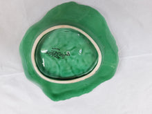 Load image into Gallery viewer, Sarreguemines. Plat en forme de feuille de chou vintage en barbotine. Le charme des violettes - Brocante en ligne