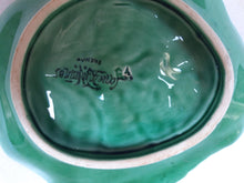 Load image into Gallery viewer, Sarreguemines. Plat en forme de feuille de chou vintage en barbotine. Le charme des violettes - Brocante en ligne