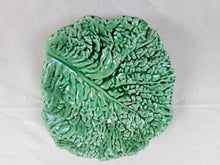 Load image into Gallery viewer, Sarreguemines. Plat en forme de feuille de chou vintage en barbotine. Le charme des violettes - Brocante en ligne