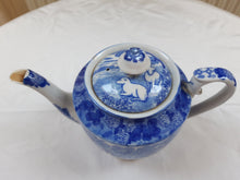 Load image into Gallery viewer, Théière en porcelaine anglaise ancienne blanche et bleue Le charme des violettes - Brocante en ligne