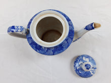 Load image into Gallery viewer, Théière en porcelaine anglaise ancienne blanche et bleue Le charme des violettes - Brocante en ligne