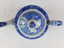 Load image into Gallery viewer, Théière en porcelaine anglaise ancienne blanche et bleue Le charme des violettes - Brocante en ligne