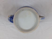 Load image into Gallery viewer, Théière en porcelaine anglaise ancienne blanche et bleue Le charme des violettes - Brocante en ligne