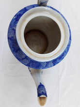 Load image into Gallery viewer, Théière en porcelaine anglaise ancienne blanche et bleue Le charme des violettes - Brocante en ligne