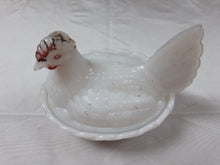 Load image into Gallery viewer, Poule ancienne en opaline de foire Le charme des violettes - Brocante en ligne