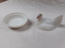 Load image into Gallery viewer, Poule ancienne en opaline de foire Le charme des violettes - Brocante en ligne