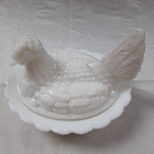 Load image into Gallery viewer, Poule ancienne en opaline de foire blanche Le charme des violettes - Brocante en ligne