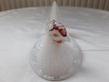 Load image into Gallery viewer, Poule ancienne en opaline de foire Le charme des violettes - Brocante en ligne