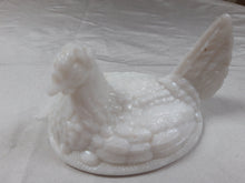 Load image into Gallery viewer, Poule ancienne en opaline de foire blanche Le charme des violettes - Brocante en ligne