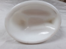 Load image into Gallery viewer, Poule ancienne en opaline de foire blanche Le charme des violettes - Brocante en ligne