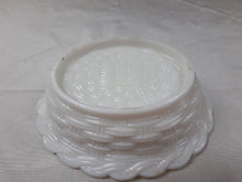 Load image into Gallery viewer, Poule ancienne en opaline de foire blanche Le charme des violettes - Brocante en ligne