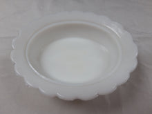 Load image into Gallery viewer, Poule ancienne en opaline de foire blanche Le charme des violettes - Brocante en ligne