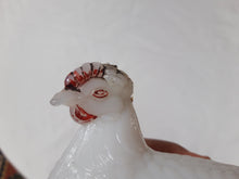 Load image into Gallery viewer, Poule ancienne en opaline de foire Le charme des violettes - Brocante en ligne