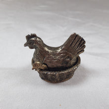 Load image into Gallery viewer, Poule saleron ancien en métal Le charme des violettes - Brocante en ligne