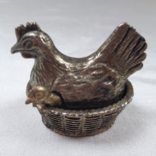 Load image into Gallery viewer, Poule saleron ancien en métal Le charme des violettes - Brocante en ligne