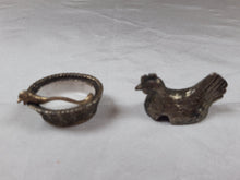 Load image into Gallery viewer, Poule saleron ancien en métal Le charme des violettes - Brocante en ligne