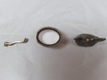 Load image into Gallery viewer, Poule saleron ancien en métal Le charme des violettes - Brocante en ligne