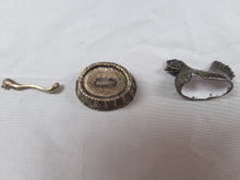 Load image into Gallery viewer, Poule saleron ancien en métal Le charme des violettes - Brocante en ligne