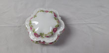 Load image into Gallery viewer, Bonbonnière ancienne en porcelaine à motif de roses Le charme des violettes - Brocante en ligne