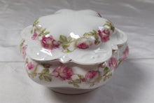 Load image into Gallery viewer, Bonbonnière ancienne en porcelaine à motif de roses Le charme des violettes - Brocante en ligne