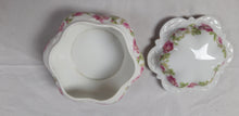 Load image into Gallery viewer, Bonbonnière ancienne en porcelaine à motif de roses Le charme des violettes - Brocante en ligne