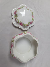 Load image into Gallery viewer, Bonbonnière ancienne en porcelaine à motif de roses Le charme des violettes - Brocante en ligne