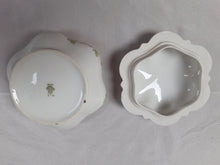 Load image into Gallery viewer, Bonbonnière ancienne en porcelaine à motif de roses Le charme des violettes - Brocante en ligne
