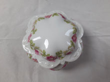 Load image into Gallery viewer, Bonbonnière ancienne en porcelaine à motif de roses Le charme des violettes - Brocante en ligne