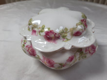Load image into Gallery viewer, Bonbonnière ancienne en porcelaine à motif de roses Le charme des violettes - Brocante en ligne