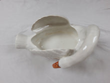 Charger l'image dans la galerie, Nimy. Cache-pot en forme de cygne en faïence ancienne, XIXe Le charme des violettes - Brocante en ligne