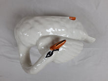 Charger l'image dans la galerie, Nimy. Cache-pot en forme de cygne en faïence ancienne, XIXe Le charme des violettes - Brocante en ligne