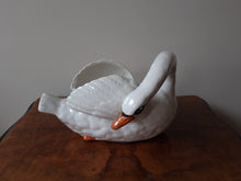 Charger l'image dans la galerie, Nimy. Cache-pot en forme de cygne en faïence ancienne, XIXe Le charme des violettes - Brocante en ligne