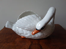 Charger l'image dans la galerie, Nimy. Cache-pot en forme de cygne en faïence ancienne, XIXe Le charme des violettes - Brocante en ligne