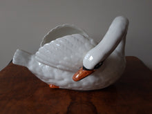 Charger l'image dans la galerie, Nimy. Cache-pot en forme de cygne en faïence ancienne, XIXe Le charme des violettes - Brocante en ligne
